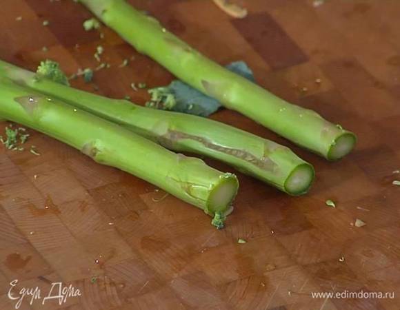 Спаржу, удалив грубые черенки, разрезать пополам.