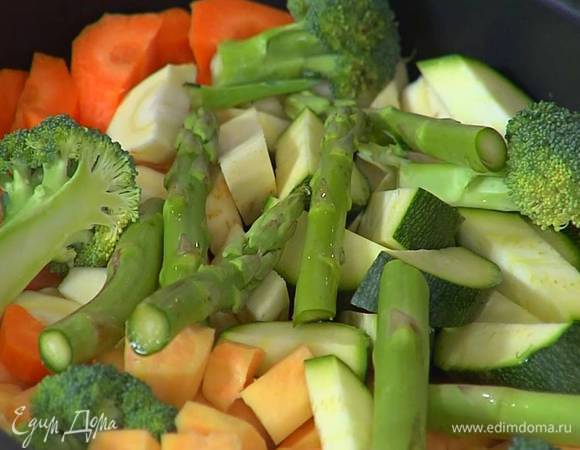 Подготовленные овощи выложить в глубокий противень, посыпать листьями тимьяна, розмарина, полить оливковым маслом и бальзамическим уксусом, посолить, поперчить и отправить под разогретый гриль с конвекцией на 10 минут.