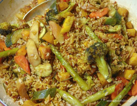 Когда рис будет практически готов, добавить запеченные овощи, все перемешать, влить 100‒150 мл бульона с шафраном и слегка прогреть под крышкой на небольшом огне, затем снять крышку и дать лишней жидкости выпариться.