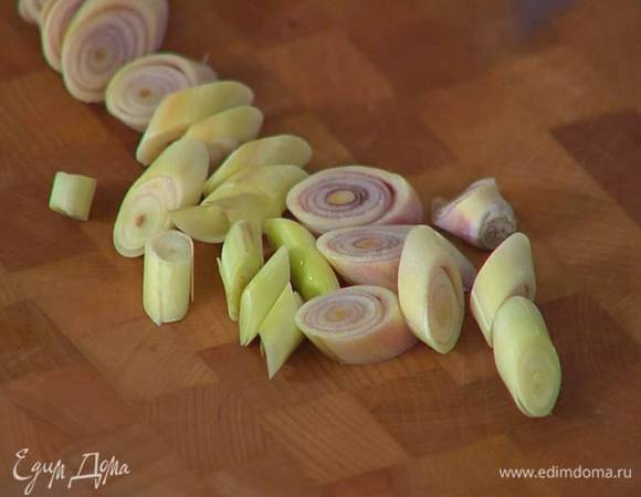 Стебель лимонника мелко порезать.