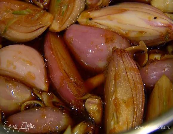 Приготовить соус: в небольшой кастрюле соединить шалот, цедру лайма, лимонник, натертый имбирь, влить соевый соус, мирин, сироп агавы и прогреть все на небольшом огне.