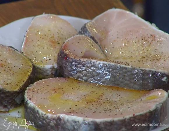 Рыбу сбрызнуть оливковым маслом, посолить и поперчить со всех сторон.