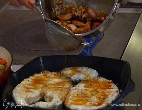 Разогреть сковороду-гриль и жарить рыбу 2‒3 минуты с одной стороны, затем перевернуть, полить соусом терияки, процедив его через сито (овощи сохранить!) и жарить до готовности.