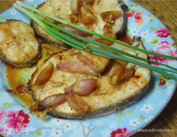 На готовую рыбу выложить оставшийся от соуса шалот.