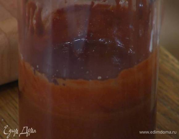 Яйца с сахаром взбить блендером с насадкой-венчиком в пышную массу, затем, не переставая взбивать, влить ванильный экстракт и растопленный шоколад с маслом.