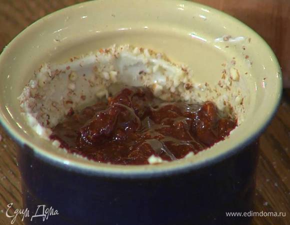 Наполнить формочки шоколадно-миндальной массой на 2/3 объема.