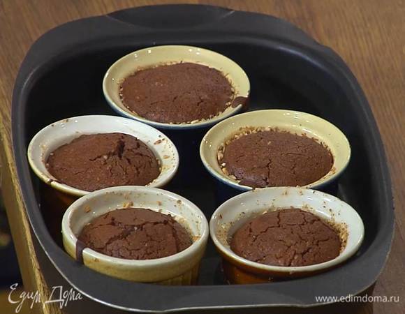 Выпекать в разогретой духовке 20‒25 минут.