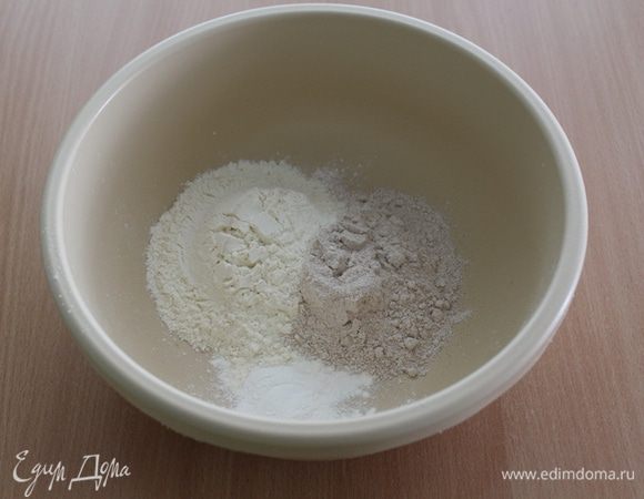 Смешать два вида муки и разрыхлитель.