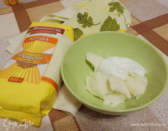 В густую молочную манную кашу добавить сметану.