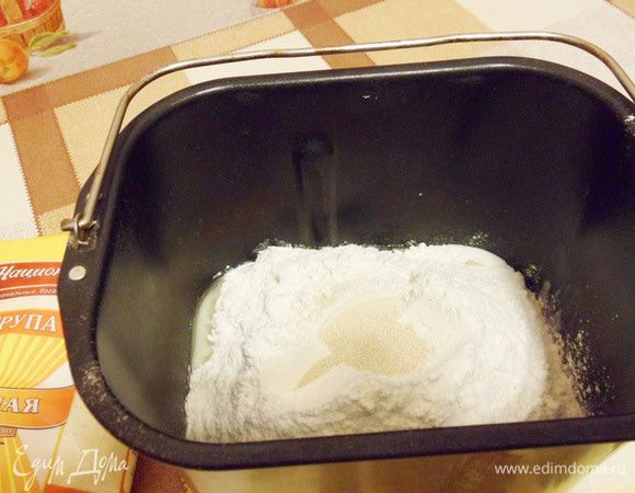 Теперь замешиваем тесто. Я использовала хлебопечку. Загрузила в нее теплую массу, растительное масло, яйцо, соль, сахар, муку и дрожжи. Режим «Основной» — корочка «светлая».