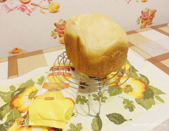 Оставим хлеб остывать на решетке. Накроем полотенцем. Вес готового хлеба — 650 граммов.