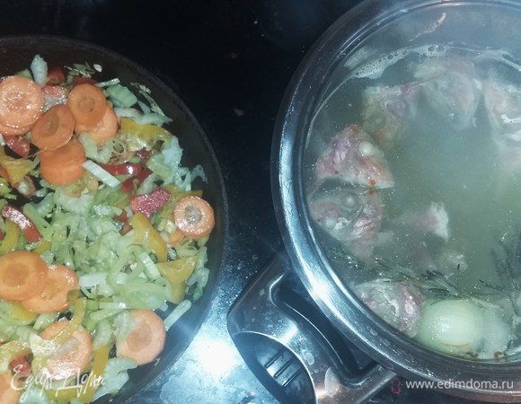 Поставить вариться бульон, добавив головку репчатого лука и веточку розмарина. Параллельно поставить пассероваться в сотейнике или кастрюле на растительном масле лук-порей, через 3 минуты, раздавленный чеснок, затем также сельдерей, болгарский перец. У чили перца вынуть семена и мелко порезать. Также постепенно добавить цукини и приправы.