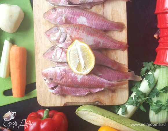 Барабульку ТМ «Магуро» почистить, снять чешую, вынуть жабры. Очистить картофель и морковь.