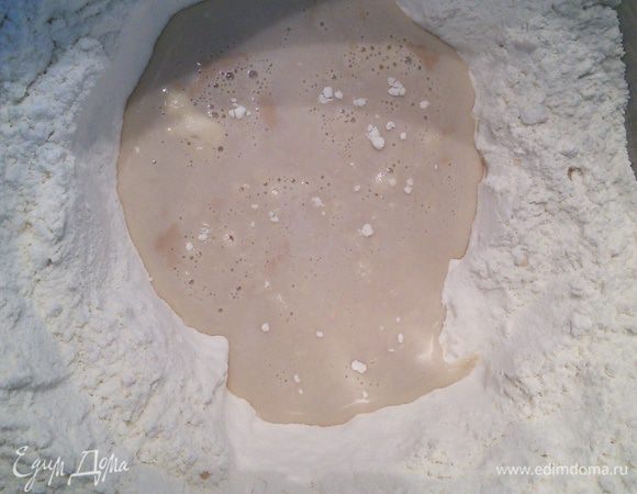 Понадобятся яйца комнатной температуры, размягченное сливочное масло и тыквенное пюре. Дрожжи соединить с медом и залить теплым молоком и размешать. В чашу комбайна просеять муку, сделать в середине углубление, влить дрожжевое молоко и отставить на минут 10-15 до образования характерной дрожжевой шапочки. 