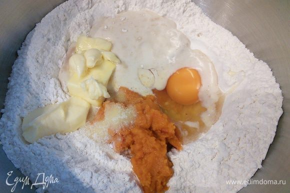 Добавить яйца, тыквенное пюре, масло и соль.