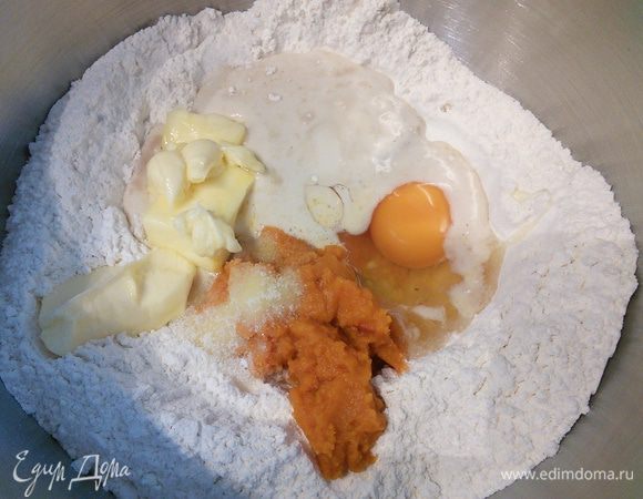 Добавить яйца, тыквенное пюре, масло и соль. 