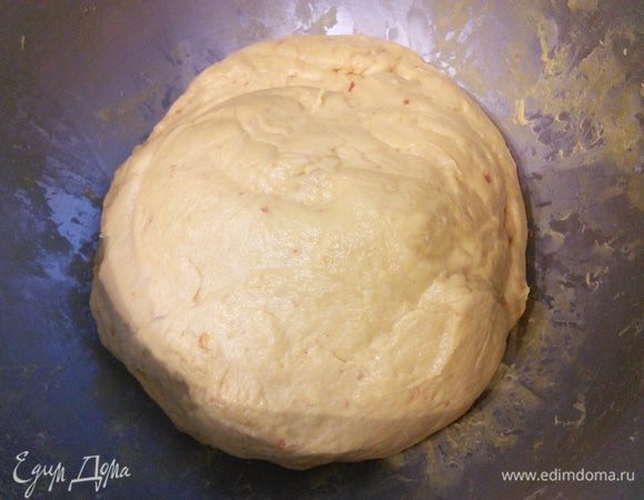 Замесить тесто. Я начинаю замес на маленькой скорости первые 5 мин, затем увеличиваю скорость и продолжаю замес еще около 10 мин. Чашу с тестом накрыть пленкой и поставить в теплую духовку на расстойку на час. Тесто должно увеличится в размере в два раза. 
В зависимости от сорта тыквы и способа ее приготовления может понадобиться чуть больше муки. 