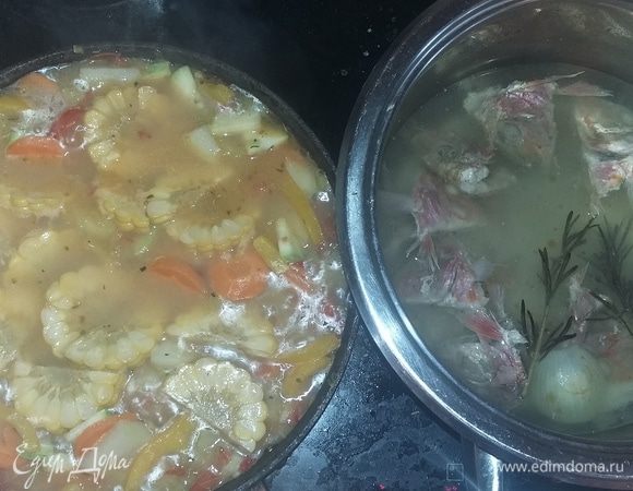 Бульон варить около 20 минут на среднем огне, присолить. Затем следует процедить его и влить в сотейник с овощами. Добавить мелко порезанный картофель, кружки кукурузы и томаты. 