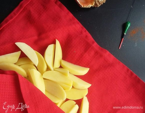 Картофель очистить и нарезать ломтиками по-деревенски. Положить в холодную воду на 15-20 минут, чтобы ушел лишний крахмал. Обсушить полотенцем.