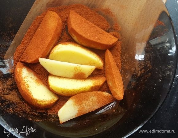 Обсушенный картофель обвалять в паприке. Я использовала смесь копченой и сладкой паприки. Поставить на огонь масло для фритюра. Следить за температурой, готовить следует на 160°С.