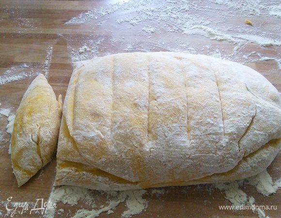 Подошедшее тесто выложить на посыпанную мукой поверхность, разделить на равные части. В оригинальном рецепте 8 булочек, мои хотя разных размеров, но 10 шт. 