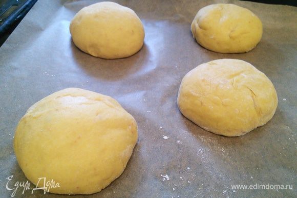 Сформировать круглые булочки, накрыть пленкой и поставить в теплую духовку еще на 30-45 минут.