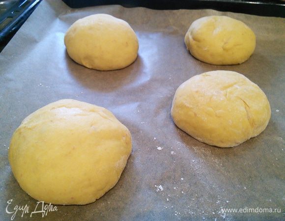 Сформировать круглые булочки, накрыть пленкой и поставить в теплую духовку еще на 30-45 минут. 