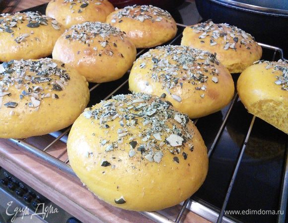 Выпекать в заранее разогретой до 200°С духовке около 20 минут, остудить на решетке. 