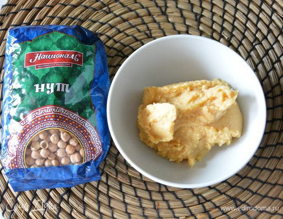 Нут ТМ «Националь» замочить на ночь в воде. Утром отварить в новой воде в мультиварке 1 час 20 минут в режиме «Варка». Измельчить нут в блендере, добавив немного воды. Нам нужно 160 г нутового пюре.