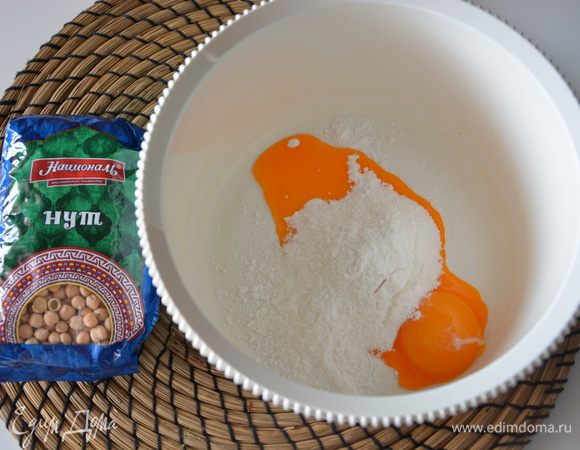 К желткам добавить сахарную пудру.