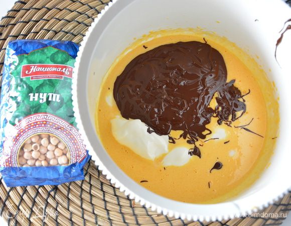 Горький шоколад растопить (я делаю это в микроволновке 2-3 минуты). К желткам добавить растопленный шоколад, жирные сливки (можно сметану), перемешать.
