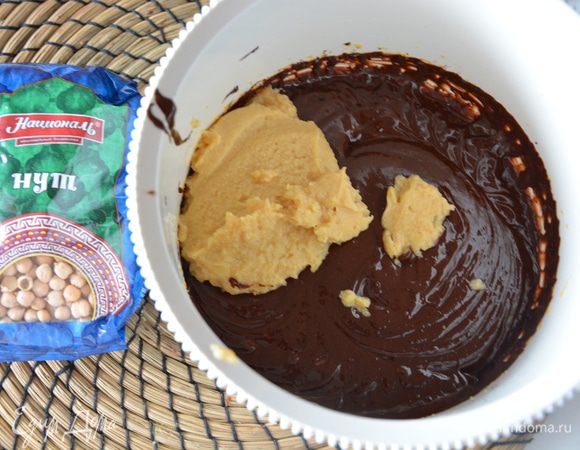 К шоколадной массе добавить нутовое пюре и хорошо перемешать.