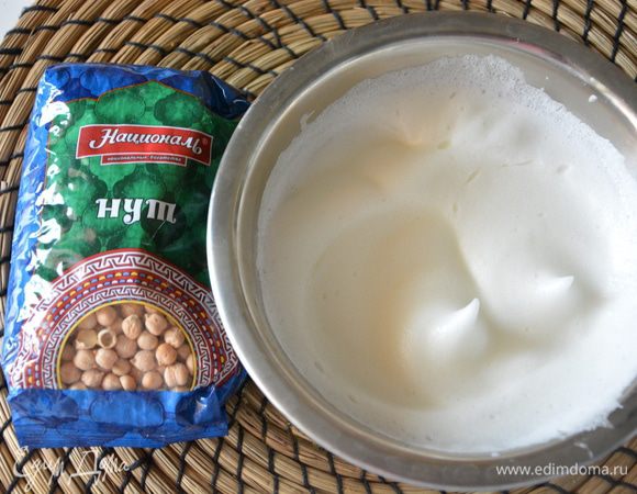 Взбить белки до крепких пиков.