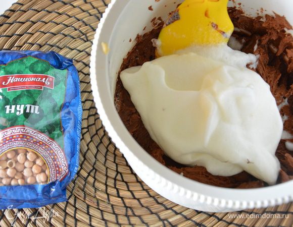 Добавить взбитые белки к шоколадной массе.