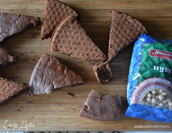 Вынуть бисквит из формы и остудить. Можно нарезать на куски, чтобы бисквит быстрее остывал. Один откусить :)