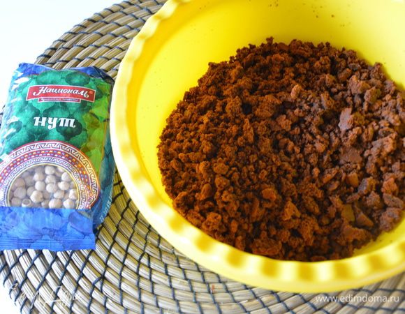 Остывший бисквит раскрошить руками или измельчить в комбайне. Я крошила руками.