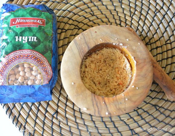 Лесные орехи обжарить и снять с них шкурки. Измельчить в комбайне, ступке или любым другим удобным вам способом.