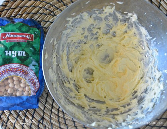 Размягченное сливочное масло взбить с сахарной пудрой добела.