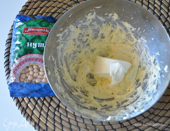 Добавить творожный сыр, ванильный экстракт и взбить.