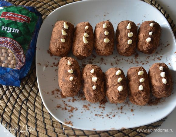 Обвалять пирожные в какао и украсить оставшимся кремом. Охладить.