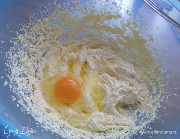 Мягкий маргарин взбить с сахаром в светлую кремовую массу. По одному вбить яйца. 