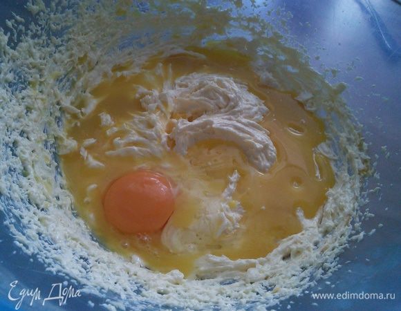 Ввести апельсиновый сок, взбить. 