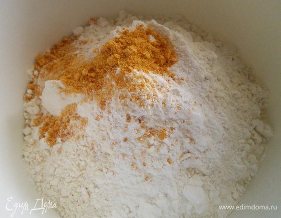 Отдельно смешать муку с разрыхлителем и апельсиновой цедрой (у меня 1 пакетик, но можно снять цедру с 1 апельсина). 
