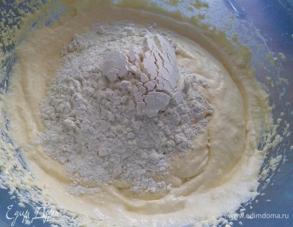 И по частям начать вводить муку. Размешать, чтобы не было комочков. 