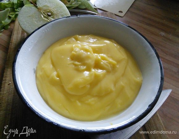 1 пакетик ванильного пудинга размешать с 1 ст. л. сахара в 100 мл молока. Остальное молоко разогреть. Влить размешанный пудинг в горячее молоко и заварить. Накрыть пленкой по поверхности пудинга и полностью остудить. 3 крупных яблока очистить и нарезать на кусочки. Сбрызнуть лимонным соком. 