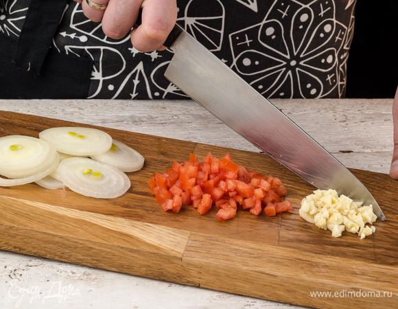 Репчатый лук нарезать тонкими кольцами, помидор нарезать небольшими кубиками, чеснок порубить.