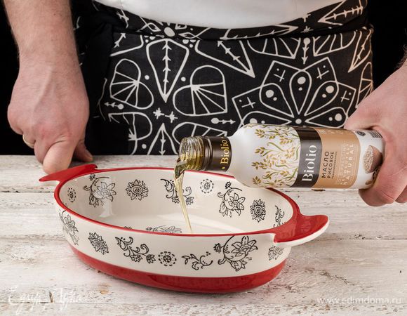 Форму для запекания смазать рисовым маслом Biolio. Выложить филе форели.