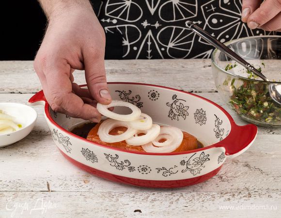 Форель полить соевым соусом. Сверху натереть корень имбиря и выложить луковые кольца. 