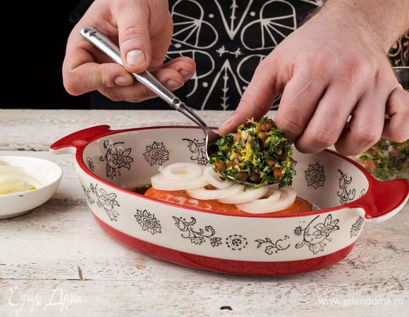 Смешать ингредиенты: цедру лимона, зелень, помидоры и чеснок. После чего полученную смесь необходимо выложить сверху на форель. Поперчить.