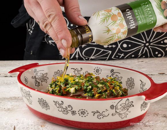 Перед отправкой рыбы в духовку сбрызните ее кедровым маслом Biolio и поставьте форму в разогретую до 200°С духовку. 